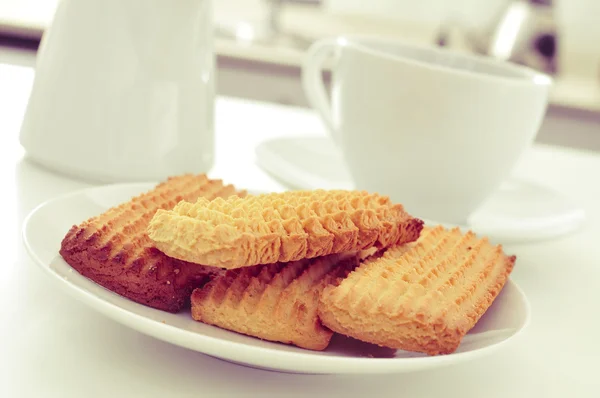 Biscuiți de casă și cafea sau ceai pe masa de bucătărie — Fotografie, imagine de stoc