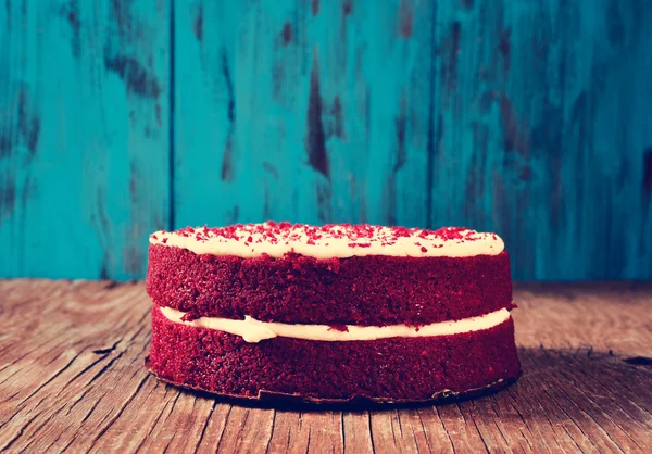 Red velvet ciasto na drewnianym stole, filtrowane — Zdjęcie stockowe