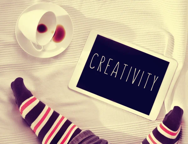 Palabra creatividad en una tableta en la cama, filtrado —  Fotos de Stock