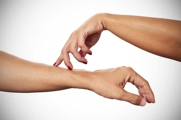 Mujer acariciando con sus dedos el brazo de un hombre — Foto de Stock