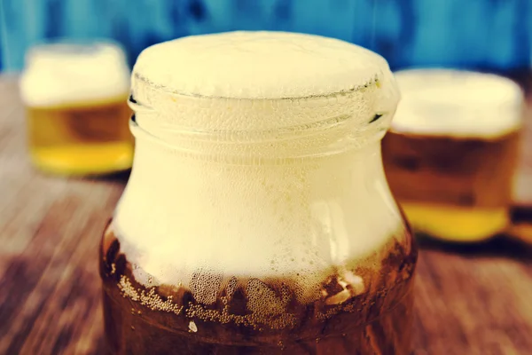 Cerveza servida en frascos de vidrio —  Fotos de Stock
