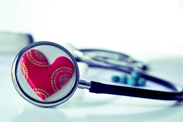 Серце і стетоскоп — стокове фото