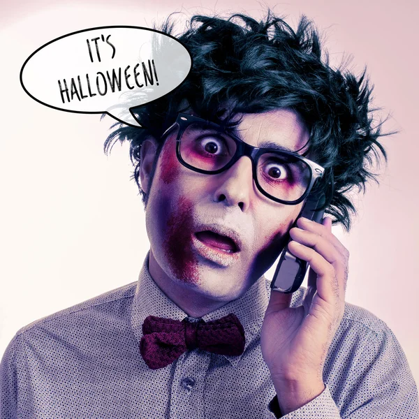 Hipster zumbi no telefone diz que é Halloween — Fotografia de Stock