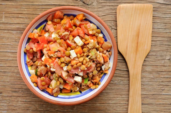 Linsensalat auf rustikalem Holztisch — Stockfoto