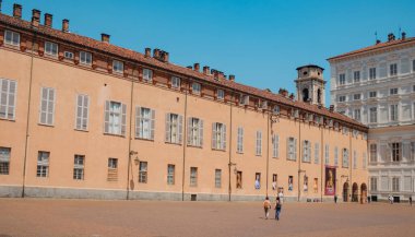 Torino, İtalya - 20 Haziran 2025: Torino 'daki Piazzetta Reale' deki Biblioteca cephesi, Kraliyet Sarayı kompleksinin tarihi bir parçası ve nadir el yazmaları ve çizimlere ev sahipliği yapıyor.