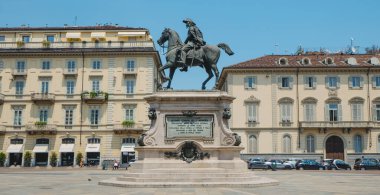 Torino, İtalya - 20 Haziran 2025: Turin 'deki Piazza Giambattista Bodoni' de bulunan Alfonso Ferrero della Marmora 'nın Binicilik heykeli, açık bir yaz gökyüzü altında tarihi neoklasik binalarla çevrelenmiştir.