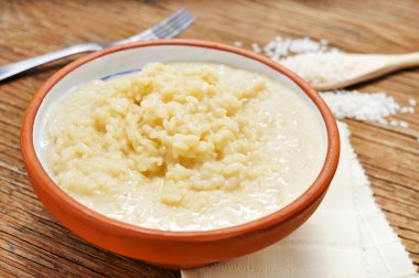 dört peynirli risotto ahşap bir masa üzerinde