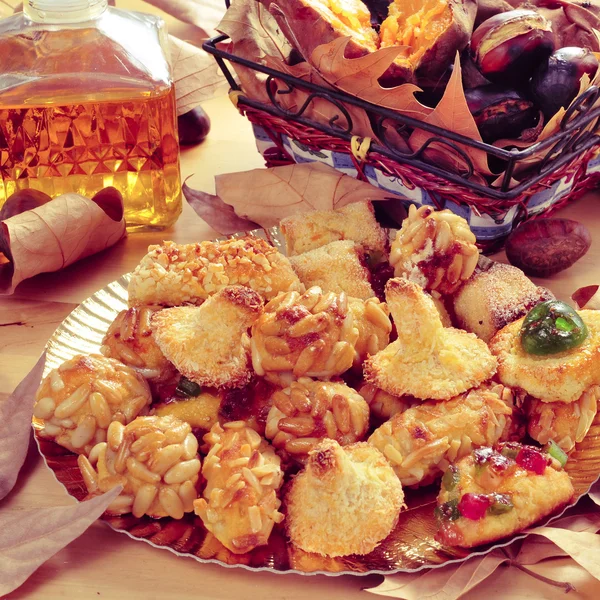 Panelas, castanhas torradas, batata-doce e vinho doce, tipagem — Fotografia de Stock