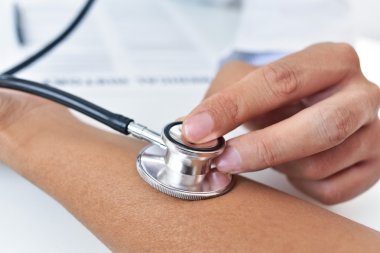 darbe bir stetoskop ile auscultating doktor
