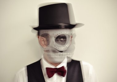calaveras makyaj hareket halinde olan adam