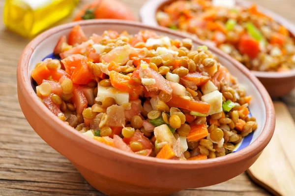 Insalata di lenticchie su un tavolo di legno rustico — Foto Stock