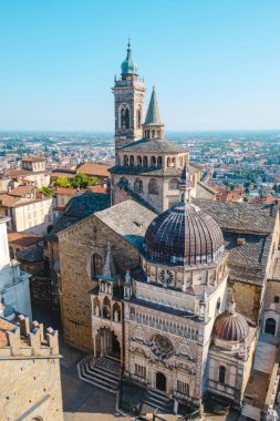 Basilica di Santa Maria Maggiore ve İtalya 'nın Bergamo Alta kentindeki süslü Cappella Colleoni, yukarıdan detaylı mimari ve ufukta uzanan şehir ile birlikte görülüyorlar.