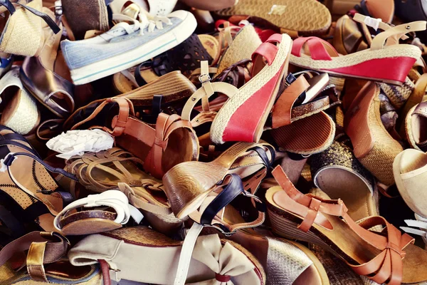 Vrouw schoenen te koop in een straatmarkt — Stockfoto