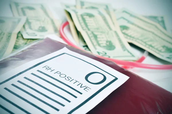 Blood bag och amerikanska dollarsedlar — Stockfoto