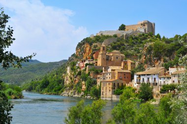 ebro nehrinin ve şehrin miravet, İspanya