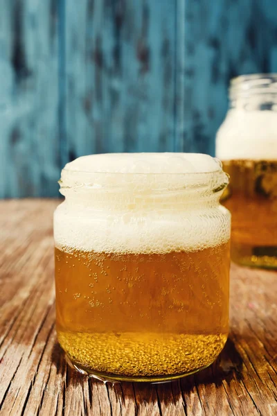Μπύρα σερβίρεται σε γυάλινα βάζα — Φωτογραφία Αρχείου