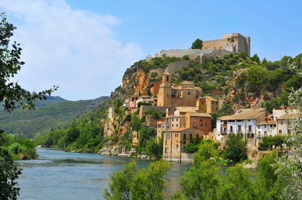 Floden ebro och gamla stan av miravet, Spanien — Stockfoto