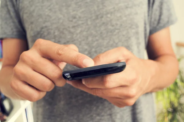 Joven usando un teléfono inteligente —  Fotos de Stock