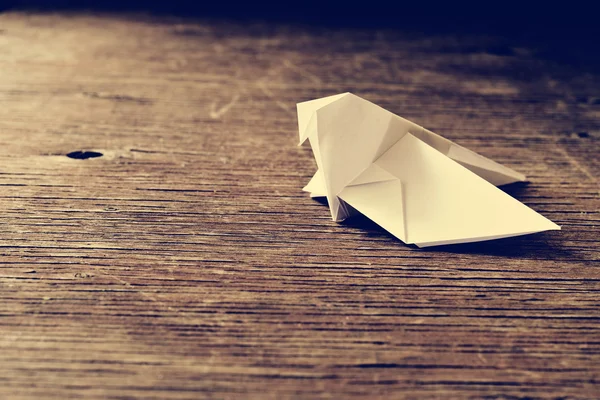 Origami oiseau sur une surface en bois, effet rétro — Photo