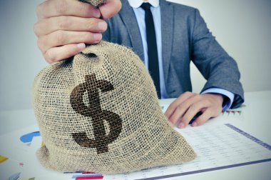 genç ile ABD Doları SIG bir çuval para çantası ile takım elbiseli adam