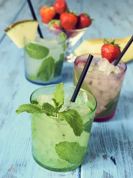 Mojito refrescante sobre una mesa azul rústica — Foto de Stock