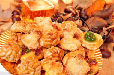 panellets ve tüm azizler günü içinde kedi yemiş diğer tipik snack