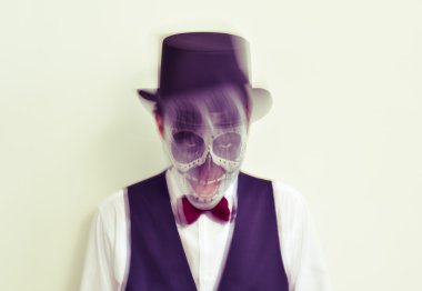 calaveras makyaj hareket halinde olan adam