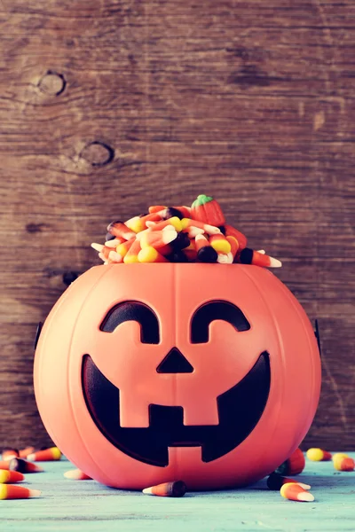 Abóbora esculpida cheia de doces de Halloween — Fotografia de Stock