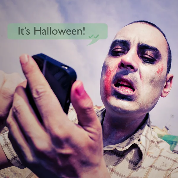 Зомби со смартфоном и текстовым сообщением — стоковое фото