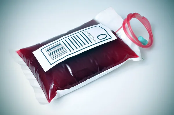 Sac de sang avec une étiquette avec le texte O RH positif — Photo