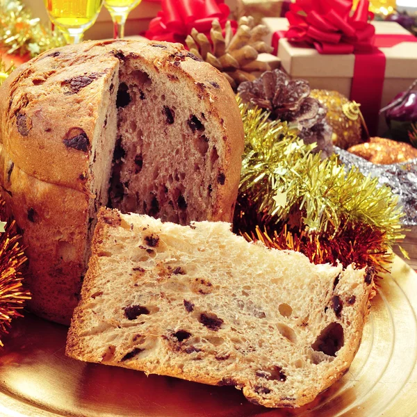 Panettone em uma mesa de Natal — Fotografia de Stock