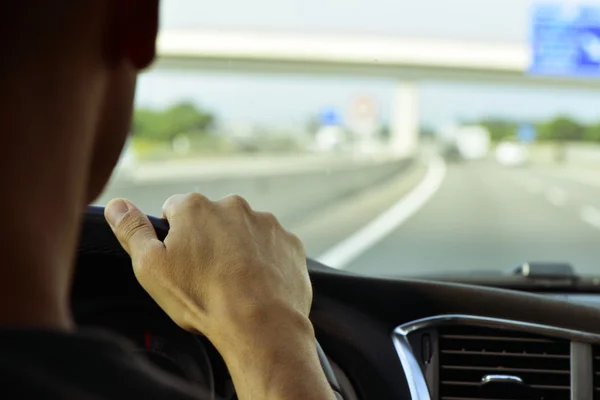 Mladý muž řídit auto — Stock fotografie