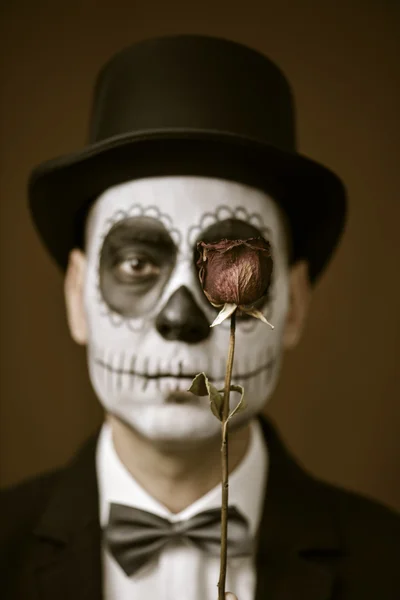 Man met calaveras make-up en droge rose — Stockfoto