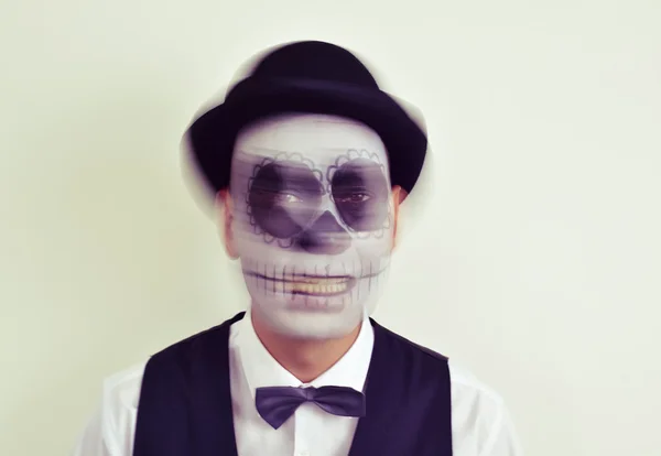 Homem com maquiagem calaveras em movimento — Fotografia de Stock