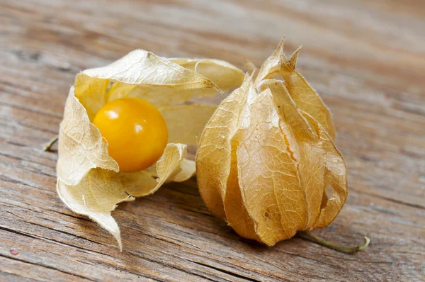 Groundcherries na dřevěné desce — Stock fotografie