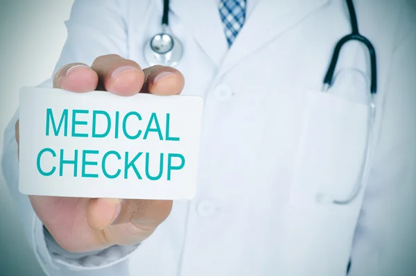Medico che mostra un cartello con il controllo medico del testo — Foto Stock