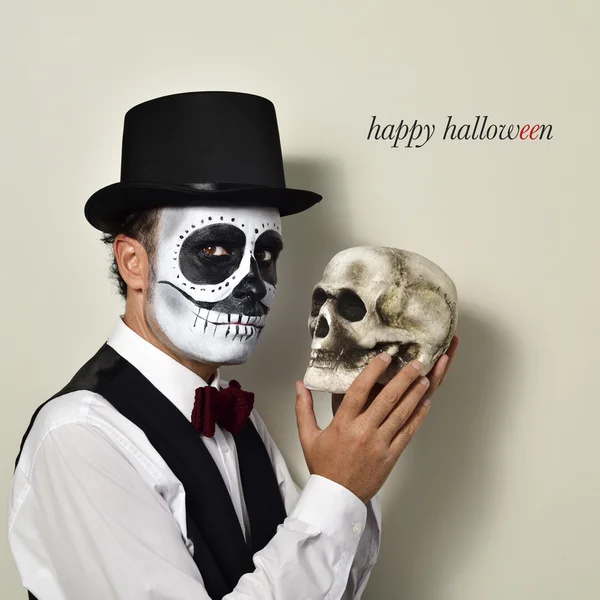 Hombre con calaveras mexicanas maquillaje y cráneo, y texto sala feliz —  Fotos de Stock