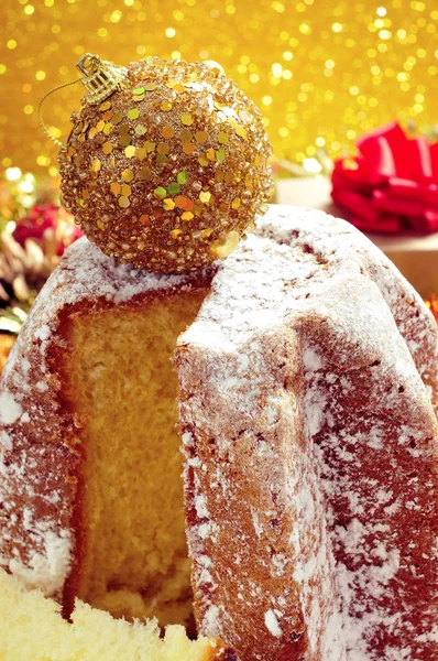 Pandoro, typisch italienisches süßes Brot zur Weihnachtszeit — Stockfoto