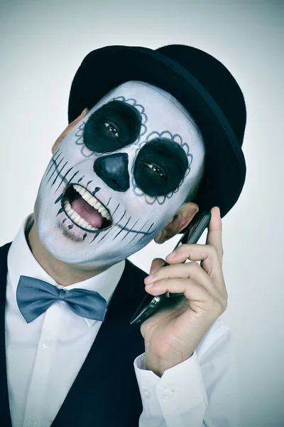 Hombre con maquillaje mexicano calaveras — Foto de Stock