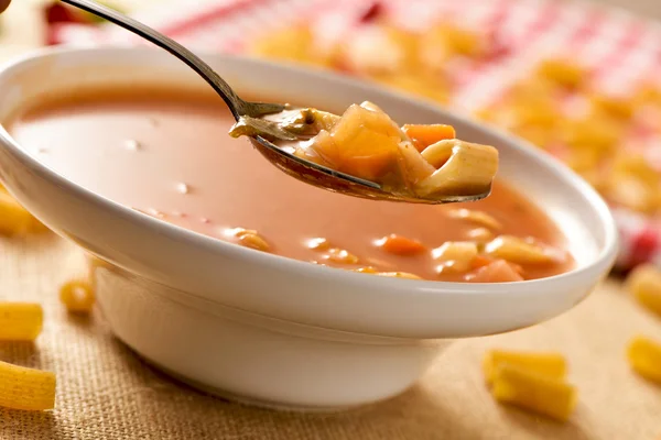 Minestrone, typisch italienische Suppe — Stockfoto