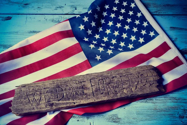 Tekst we Vergeet niet u en de vlag van de VS — Stockfoto