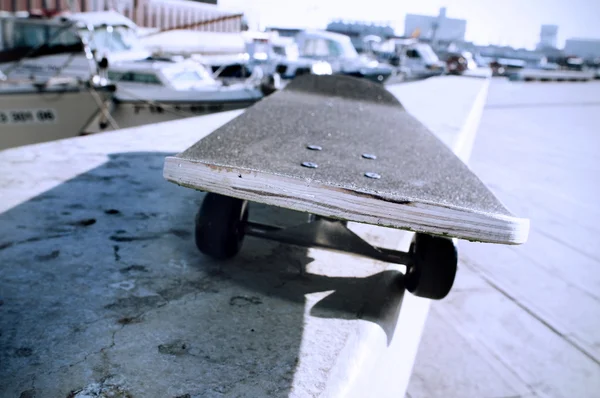 Skateboard in un porto — Foto Stock