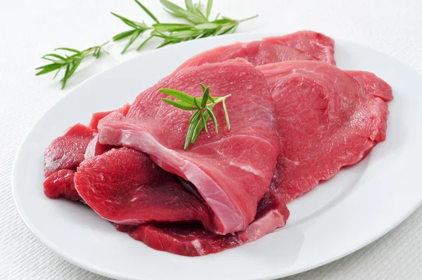 Filéer av rått nötkött — Stockfoto