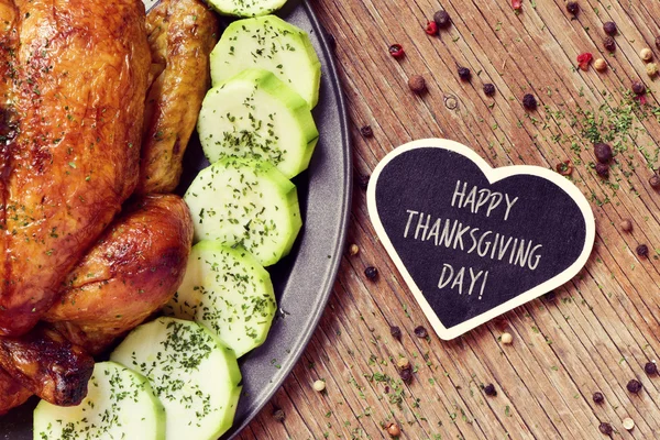 Grillat Turkiet och texten happy thanksgiving day — Stockfoto