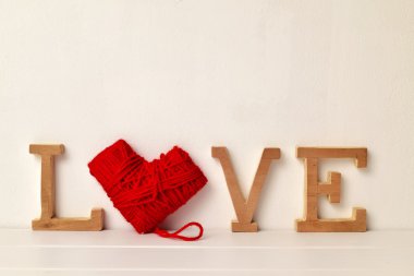 harfler ve kalp şeklindeki bobin iplik kelime aşk şekillendirme