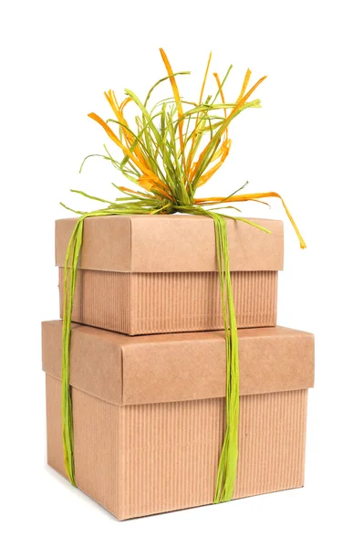 礼品盒用不同颜色的天然拉菲草捆 — 图库照片