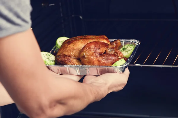 Giovane che prepara un tacchino arrosto — Foto Stock