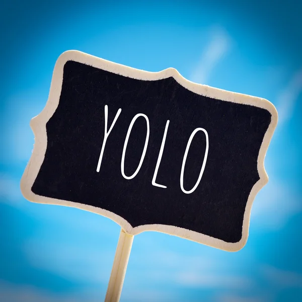 Bord met het woord yolo — Stockfoto