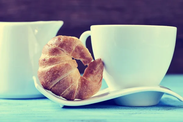Croissant et café ou thé — Photo