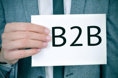 Takım elbiseli adam bir tabela B2b kelime ile gösterir